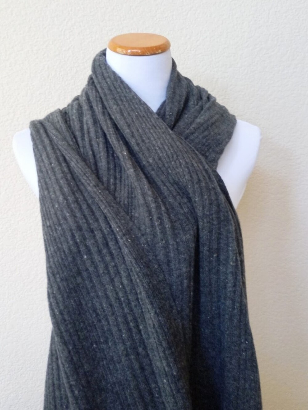 ๐ค Halogen charcoal gray 100% cashmere soft ribbed wrap/scarf - Picture 3 of 4